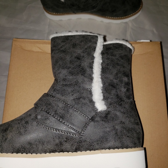 Revel kids boots available in size 5 - Picture 2 of 8